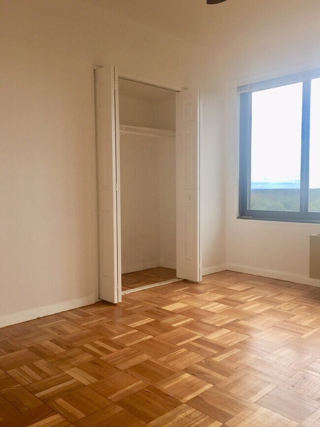 Building Photo - GREAT CORNER VIEWS! Wood floor Condo in Perfect DC Location Overlooking McLean Gardens