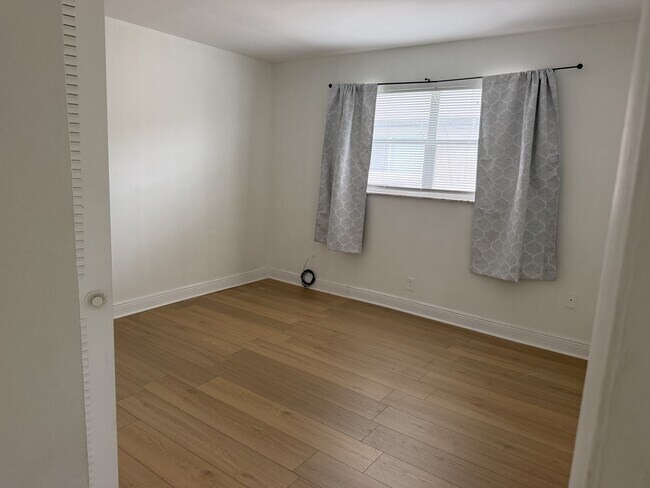 Building Photo - 5741 SW 36th Ct