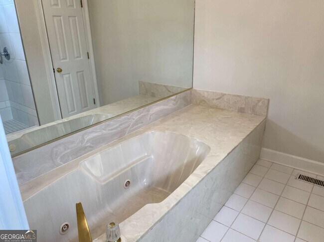 Building Photo - 7155 Roswell Rd