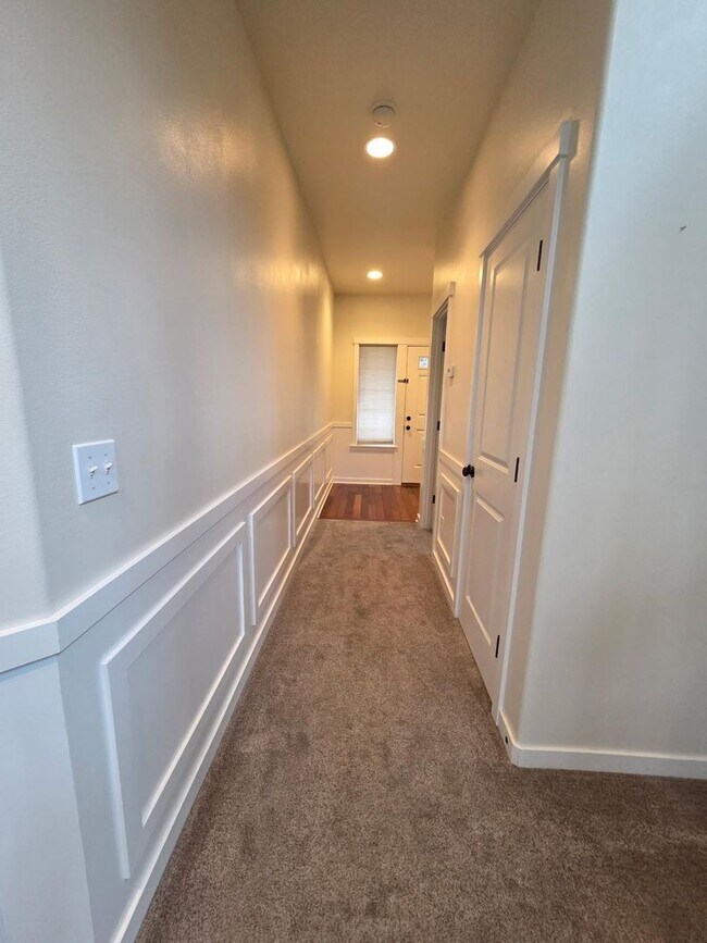 Building Photo - Beautiful 3-Bed Home with Private Yard and Modern Upgrades