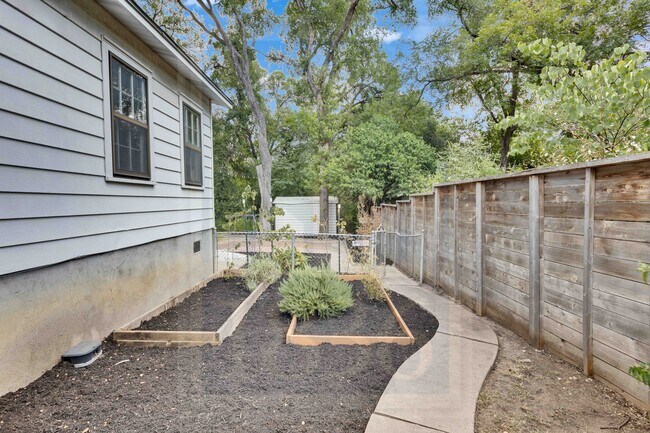 Building Photo - 2205 Sharon Ln