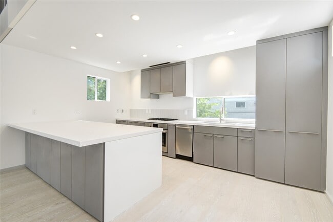 Building Photo - 1315 Lakin St