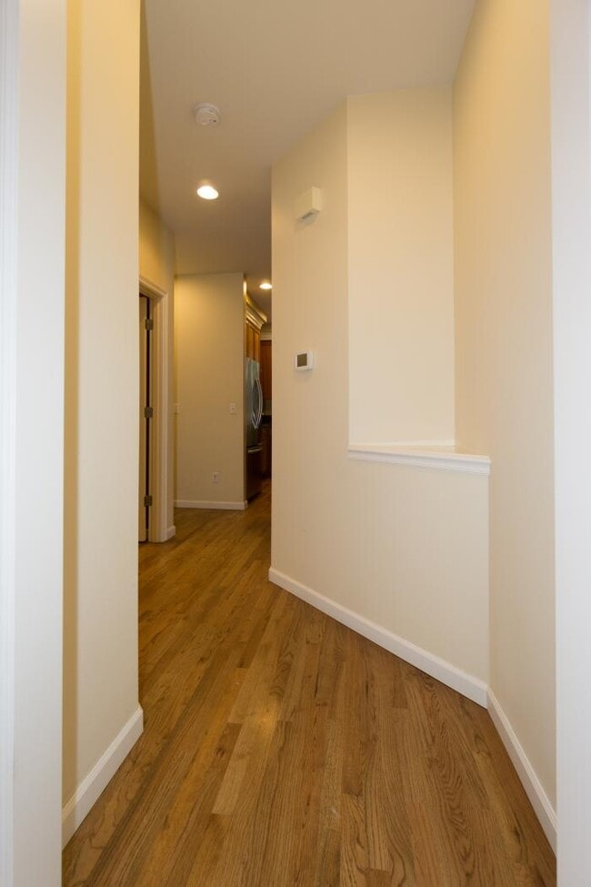 Building Photo - 4 bedroom in Kirkland WA 98033