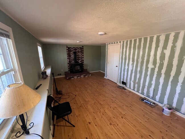 Building Photo - 33 Meadowbrook Dr