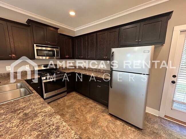 Building Photo - 417 Polo Trce