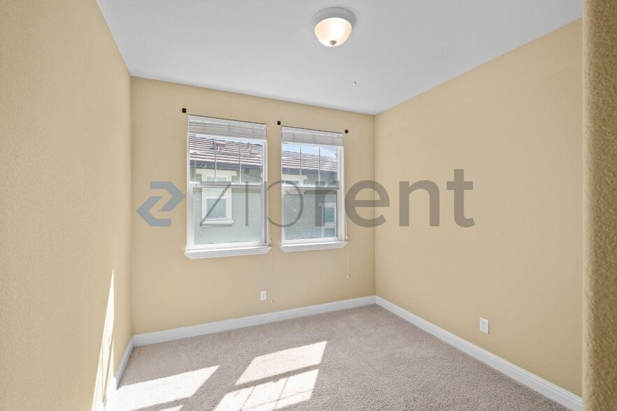 Building Photo - Unit