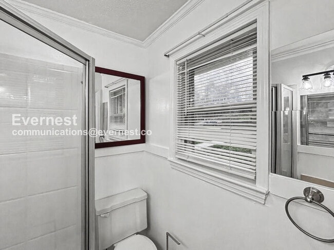 Building Photo - 3 Bed/2 Bath Home with Off-Street Parking / Pet-Friendly / Available Now!