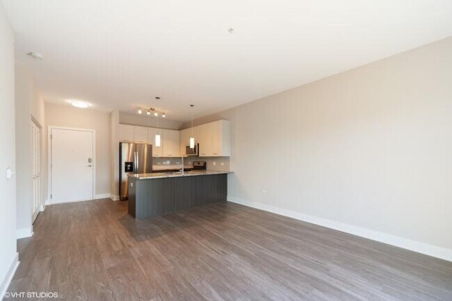 Building Photo - 2 bedroom in OAKBOOK TERRACE IL 60181