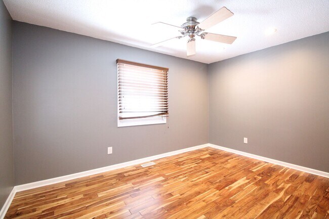 Building Photo - QUIET NEIGHBORHOOD!!  3 Bedroom, 1.5 Bath Home in Norwalk