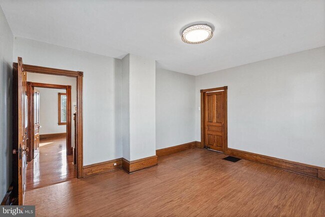 Building Photo - 923 N Main St