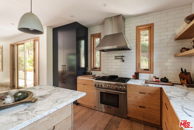 Building Photo - 1149 Old Topanga Canyon Rd