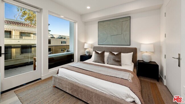 Building Photo - 505 S Barrington Ave