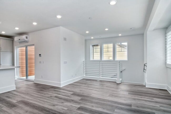 Building Photo - 3 Bedroom Townhome at Bayside Cove!