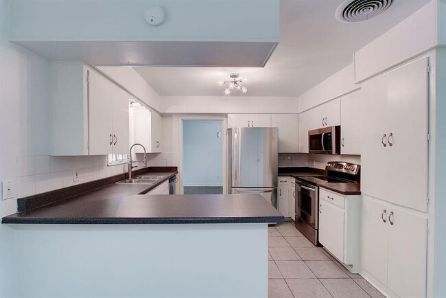 Building Photo - 1304 Loma Dr