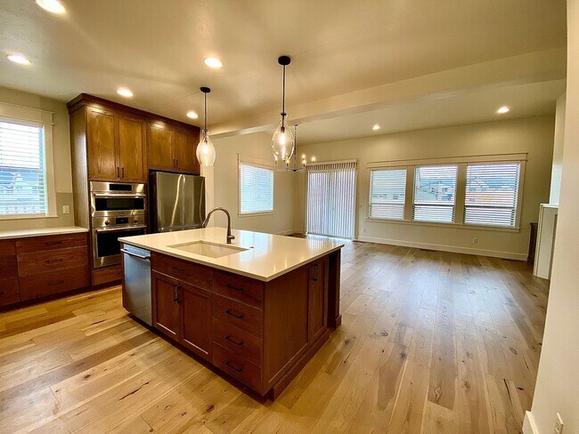 Building Photo - Beautiful Custom 6 Bedroom (2 Primary Bedrooms!) +Office located in NW Meridian