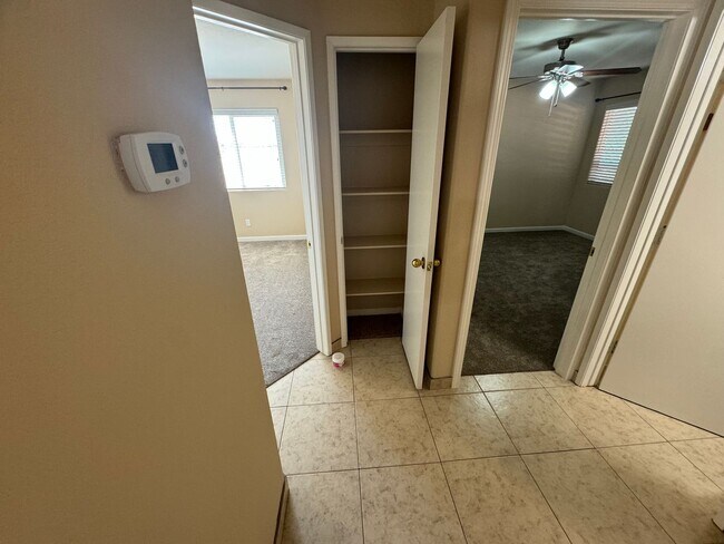 Building Photo - Charming 3-bedroom home located in the picturesque town of Pahrump!