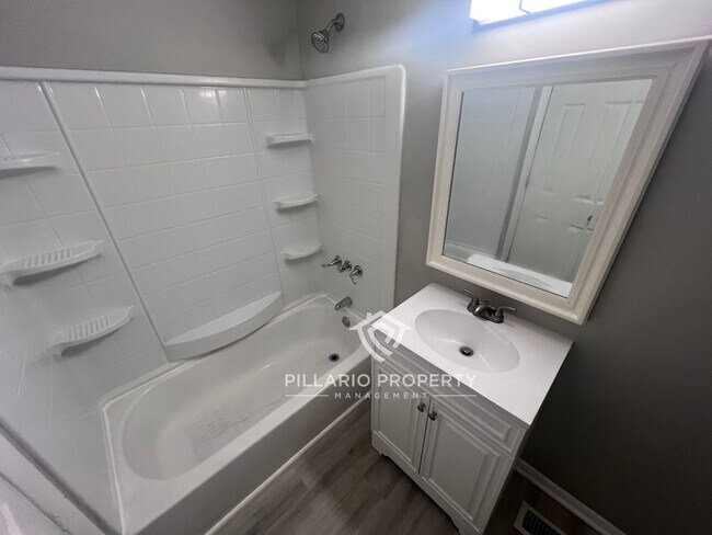 Building Photo - 4-Bedroom Home with Spacious Kitchen & Detached Garage, Available NOW!