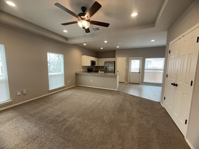 Building Photo - Quick access Ft. Sam, Randolph, and the airport