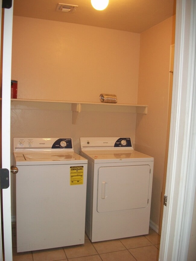 Building Photo - 3 Bed 2 Bath 2 Car Garage in College Park ...