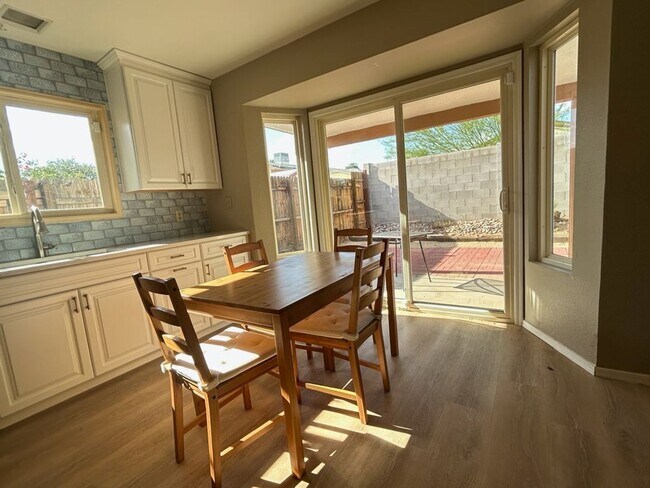 Building Photo - Georgeous 2 Bedroom / 2 Bath