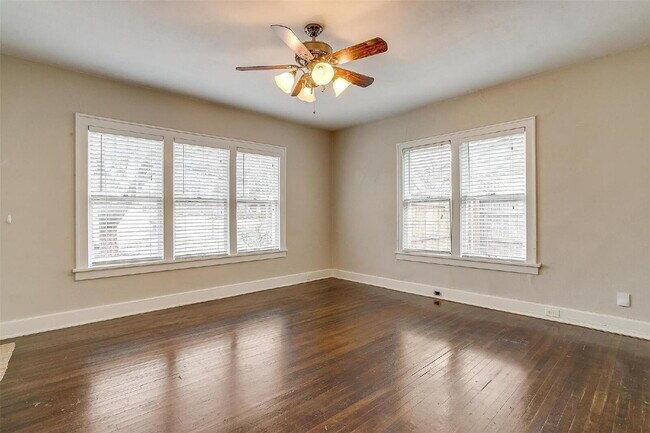 Building Photo - 2 bedroom Duplex in Ryan Place on Large Corner Lot