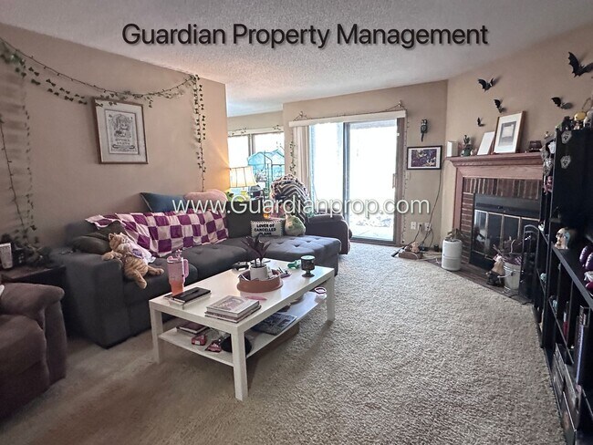 Building Photo - Plymouth Town Home, 1 Car Garage, Dishwasher, In Unit Laundry, Patio
