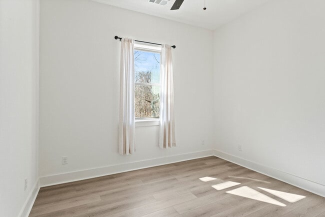 Building Photo - 11 Pagham Ln