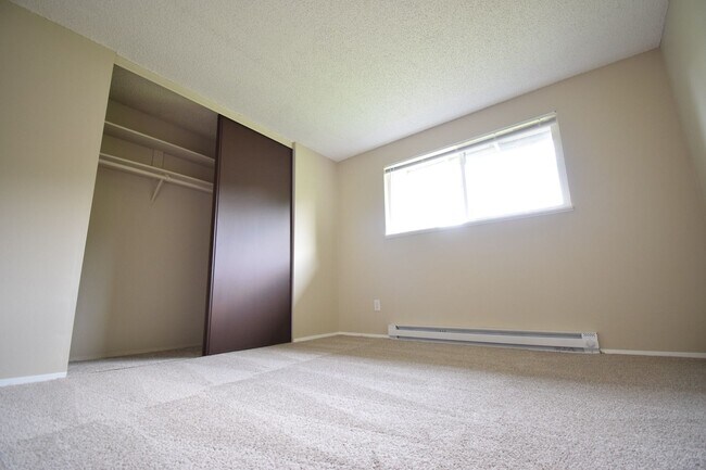 Building Photo - Bright and Spacious 2 Bed 1 Bath APT in NE...