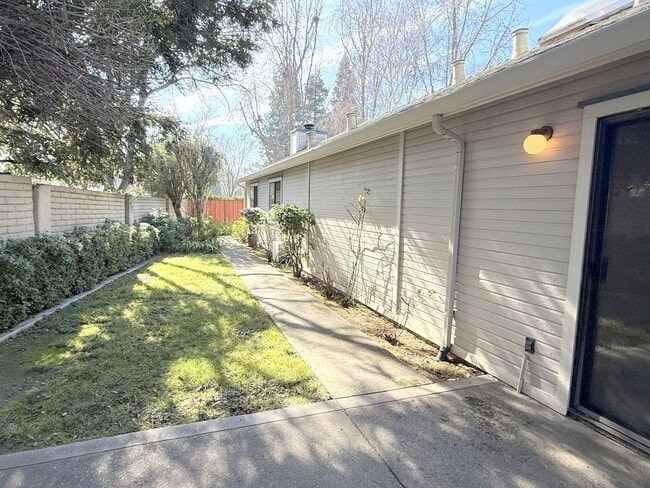 Building Photo - Awesome Location Close to Downtown Pleasanton Main St ! Detached One Story Home ! New Paint ! New...