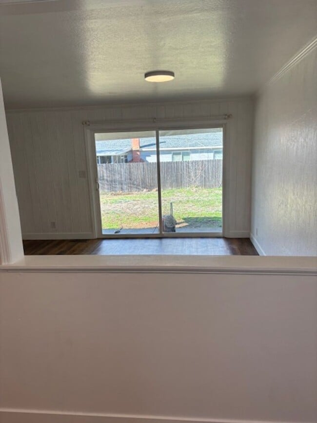 Building Photo - 9 Begonia Ln