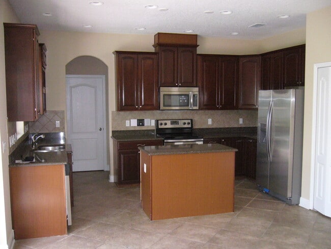 Building Photo - 4 Bedroom/2.5 Bath next to Lake in Windermere ...