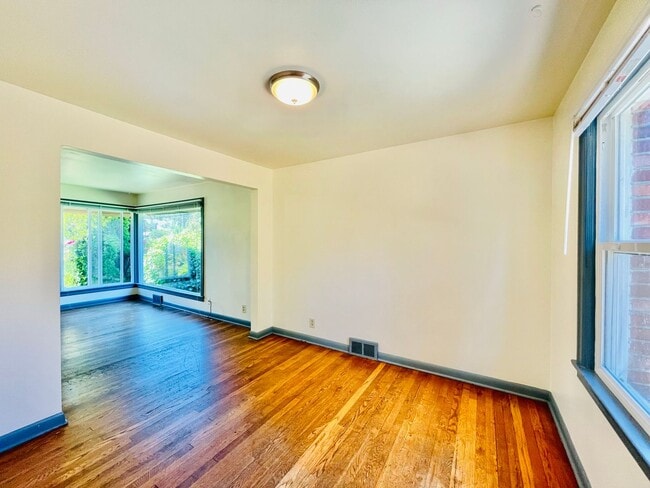 Building Photo - Cozy Seward Park Home with Large Yard!