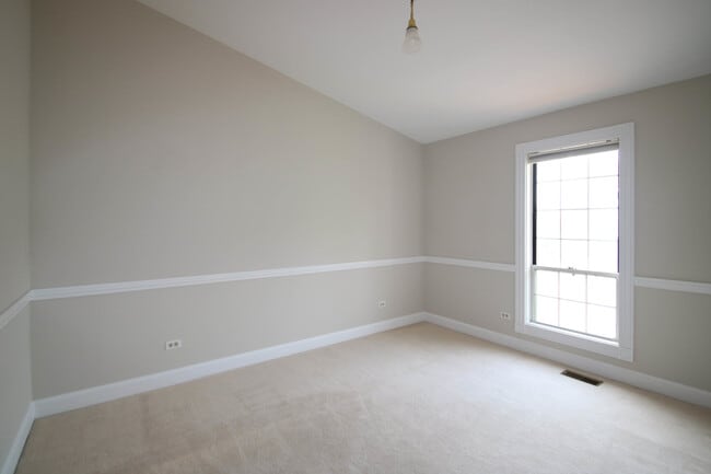 Building Photo - 648 W Parkside Dr