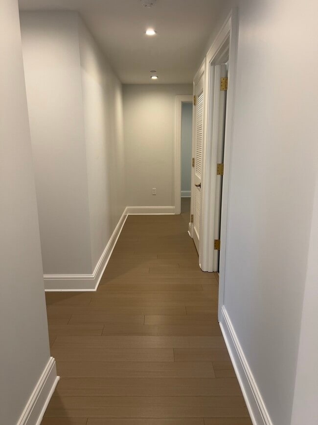 Building Photo - 514 N Peshtigo Ct