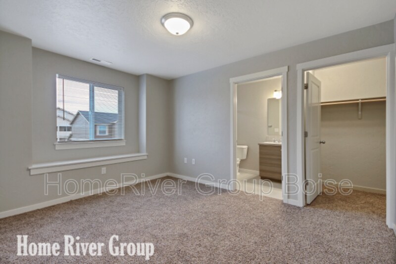 Building Photo - 1340 S Edgewater Cir