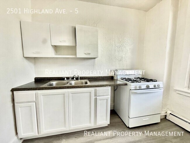 Building Photo - 2501 Highland Ave