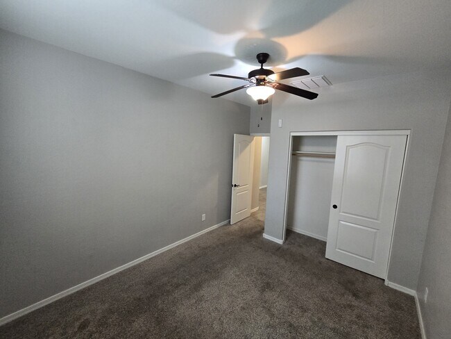 Building Photo - 950 S Wallrade Ln