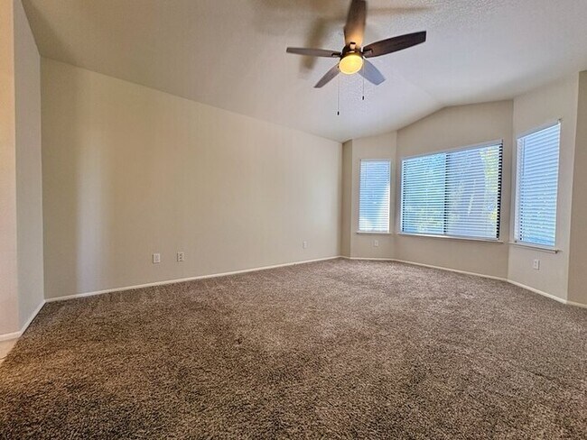 Building Photo - Beautiful 3 bedroom 2.5 bathroom in Antelope!