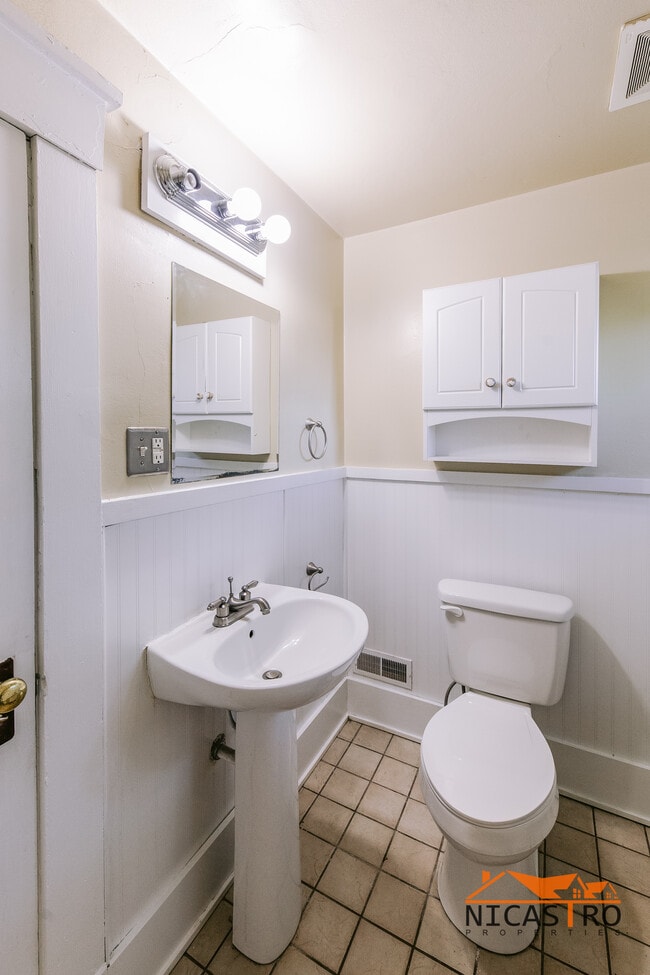 Building Photo - 2097 Summit St