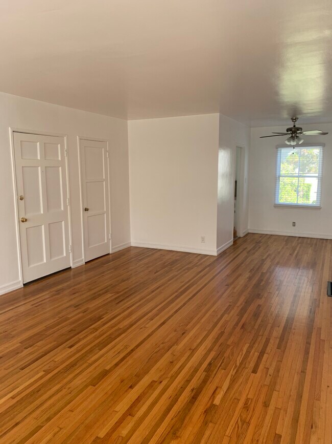 Living room/front door/coat closet - 1250 Franklin St