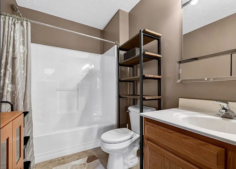 Building Photo - 10373 Glenway Dr