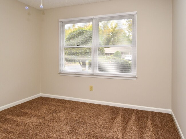 Building Photo - 3 bedrooms, 2 bath one level town-home with vaulted living room opens to the deck. Conveniently l...