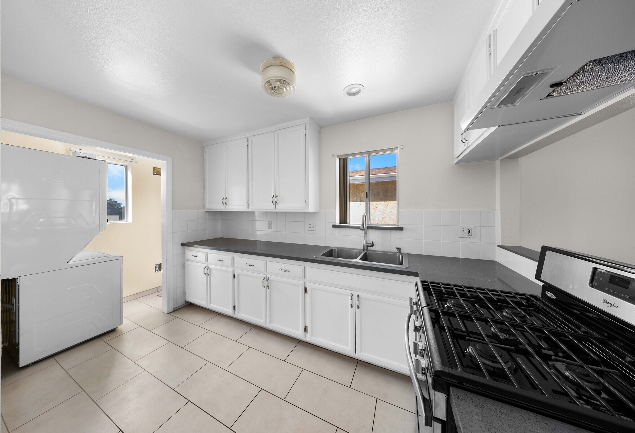 Building Photo - 10225 Fernglen Ave