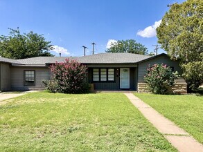 Building Photo - Spacious Four Bedroom!
