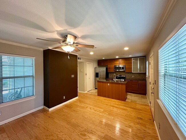 Building Photo - 2/2.5 Townhome in Desirable North Austin