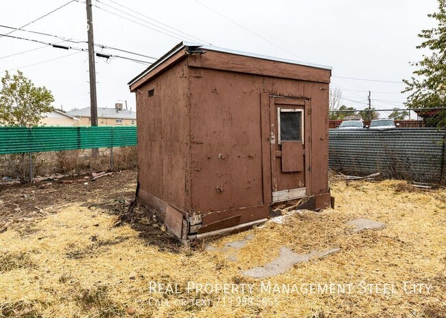 Building Photo - Spacious 5-Bedroom Home with Solar Panels ...