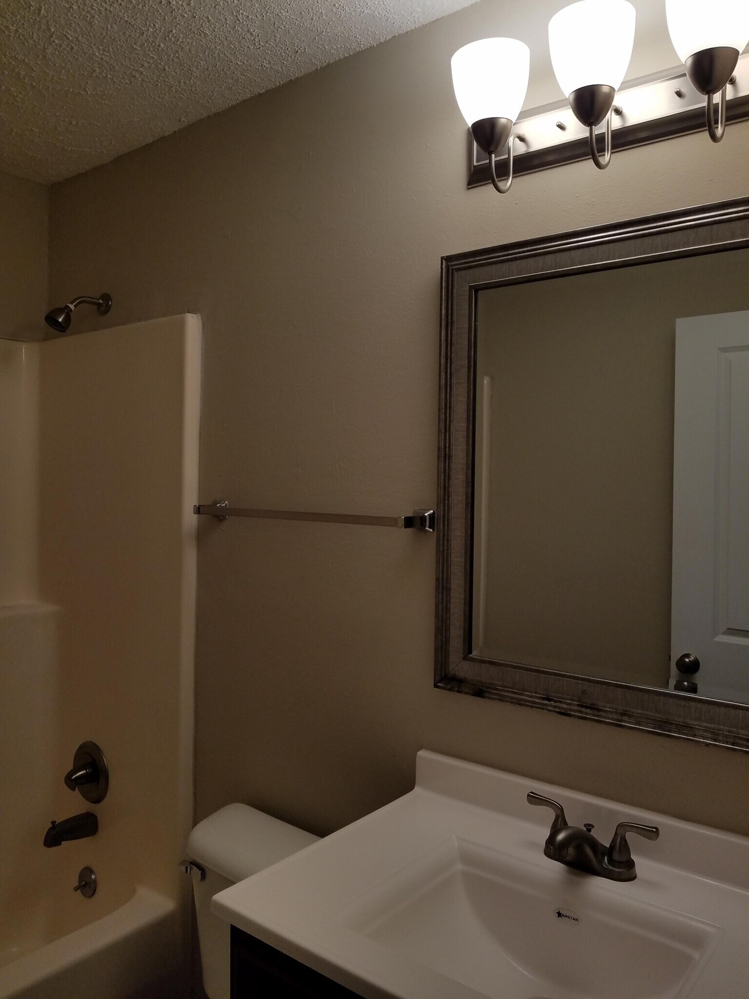 Building Photo - 9 Cherry Tree Ln