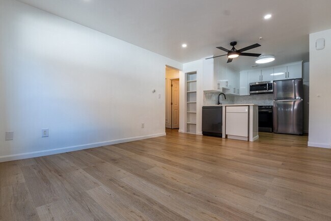 Building Photo - 186 Lexington St