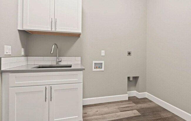 Building Photo - Discover Luxury at Every Turn!