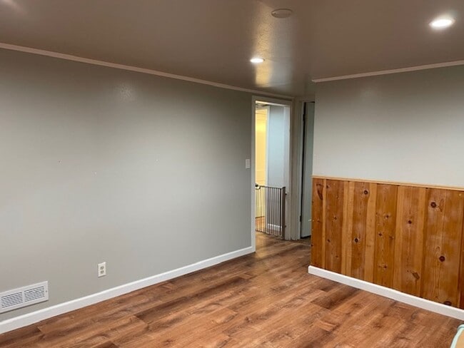 Building Photo - House For Lease